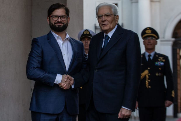 El presidente de Chile, Gabriel Boric (i), saluda al presidente de Italia, Sergio Mattarella, durante una visita oficial hoy, en el Palacio de la Moneda, en Santiago (Chile).