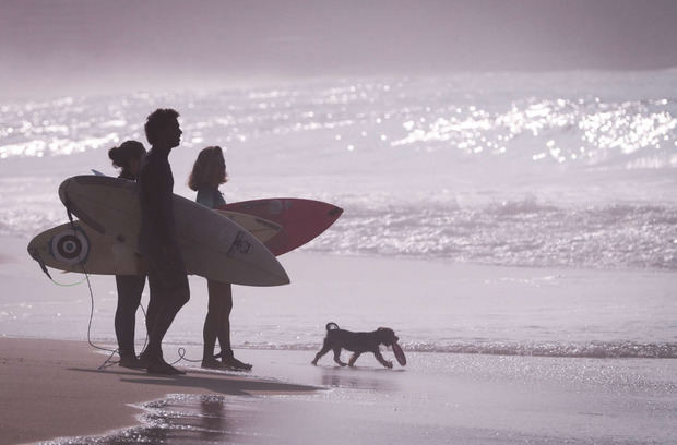 Personas disfrutan en la playa de Copacabana, en Río de Janeiro (Brasil).