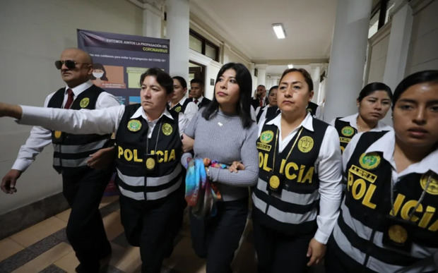 Fotografía cedida por Poder Judicial de la ex primera ministra de Perú Betssy Chávez (c) junto integrantes de la policía.