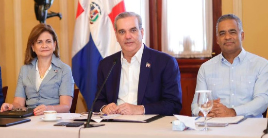 Presidente Luis Abinader, Raquel Peña y Joel Santos.