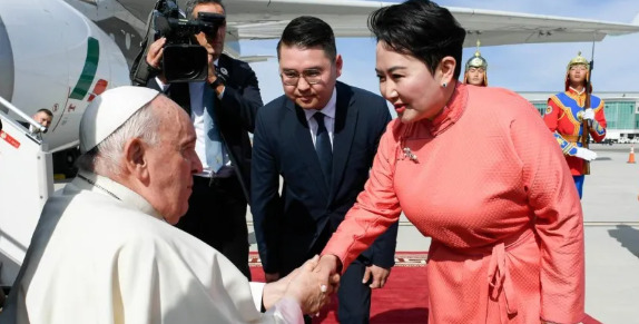 El papa llega a Mongolia.