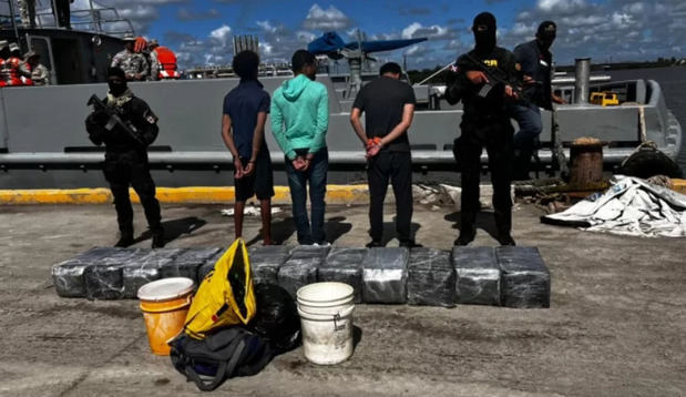 Apresan a tres hombres tras incautarles 300 paquetes de cocaína.