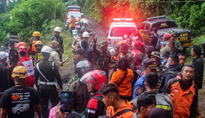 Once alpinistas fallecidos y doce desaparecidos tras la erupción de un volcán en Indonesia