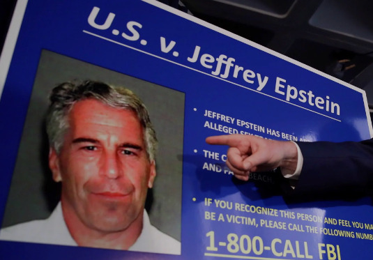 Vista del cartel con el que la Justicia estadounidense pedía el arresto del fallecido financiero estadounidense Jeffrey Epstein.
