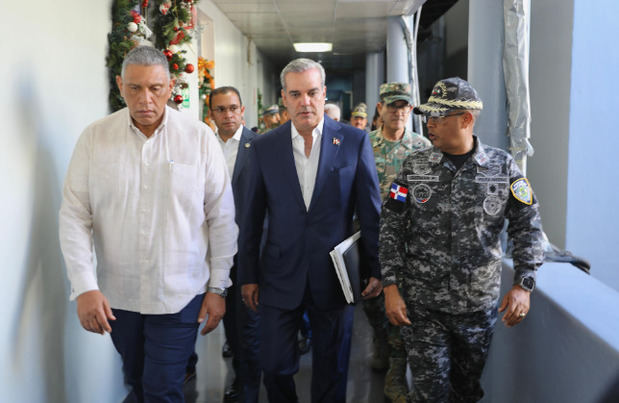 Presidente Abinader junto al jefe de la policia y el ministro de Interior y Policía.