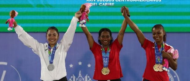 Dahiana Ortiz (c) de República Dominicana, medalla de oro, Yesica Hernández (i) de México, medalla de plata, y Beatriz Pirón de República Dominicana, medalla de bronce.
