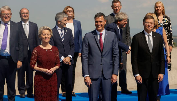 El presidente del Gobierno, Pedro Sánchez (c), posa para una foto de familia junto a la presidenta de la Comisión Europea, Ursula von der Leyen (i), y el resto de comisarios europeos y miembros de su gabinete.