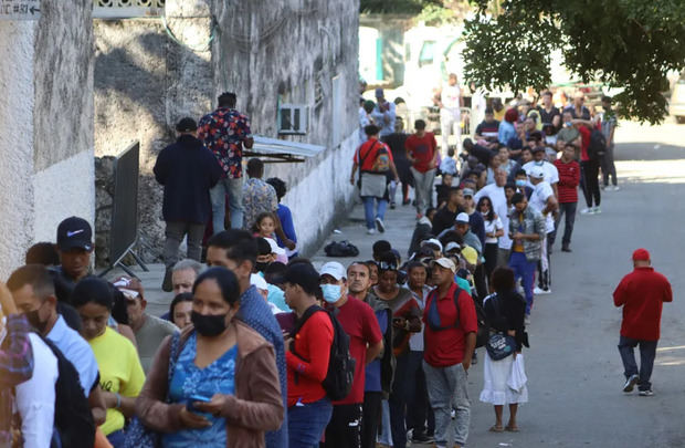 Personas migrantes de diversas nacionalidades hacen fila para tramitar papeles migratorios, en Tapachula (México).