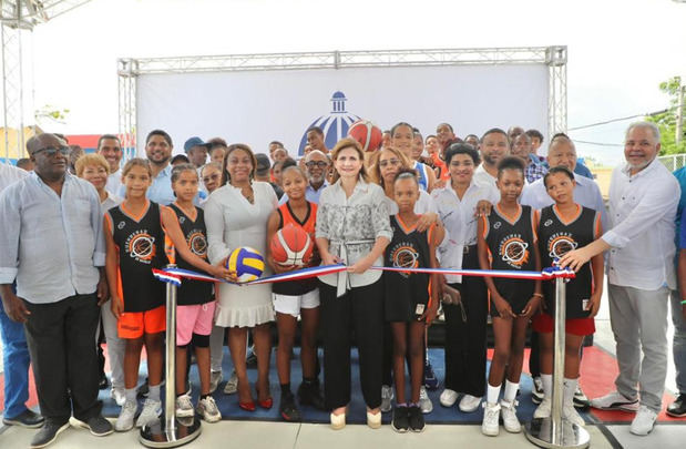 Entrega del polideportivo de Haina por parte de Raquel Peña.