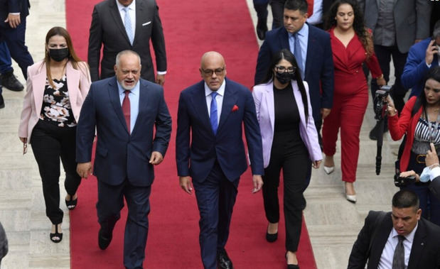 Jorge Rodríguez, presidente de la Asamblea Nacional de mayoría chavista (derecha) junto al parlamentario Diosdado Cabello durante un acto oficial.