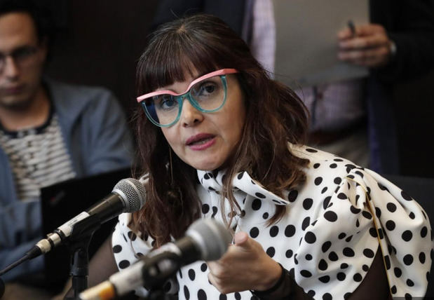 La investigadora colombiana para el IPCC Paola Arias, habla hoy durante una rueda de prensa en Bogotá.