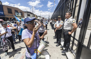 Guatemaltecos se manifiestan contra la fiscal general frente al Ministerio Público