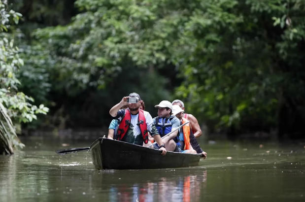 Fotografía de archivo en la que se registró a un grupo de turistas al recorrer los canales del Parque Nacional Tortuguero, en Costa Rica.