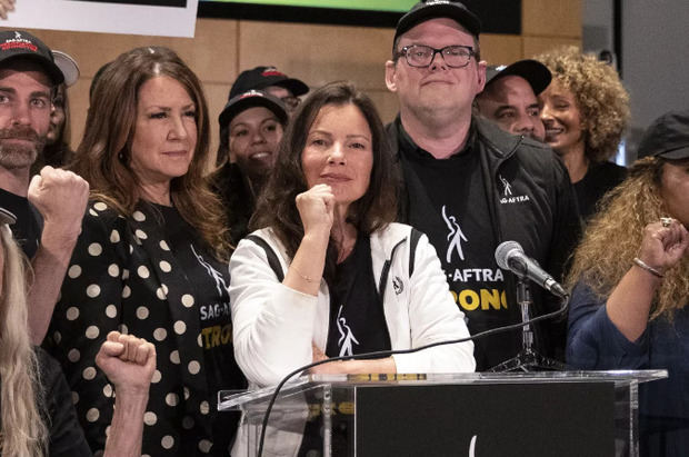 La presidenta de SAG-AFTRA, Fran Drescher (c), asiste a una conferencia de prensa, en Los Ángeles, California.