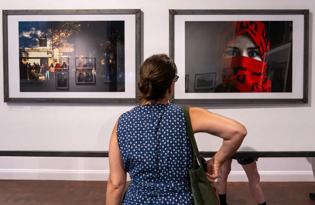 Una persona observa una exposición de fotografía hoy, durante el 6° Festival Anual de Fotografía Latinoamericana, en Bronx Documentary Center (BDC) en el barrio de Melrose, en el Bronx.