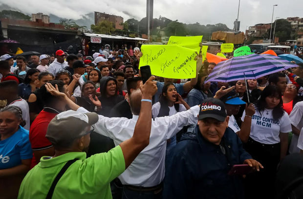 Un grupo de personas autodenominadas 'Juventud PSUV' (Partido Socialista Unido de Venezuela) impiden la concentración de simpatizantes de la opositora Maria Corina Machado.