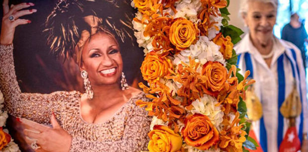 Un retrato de la legendaria cantante cubana Celia Cruz en la ceremonia por el vigésimo aniversario de su muerte en Miami.