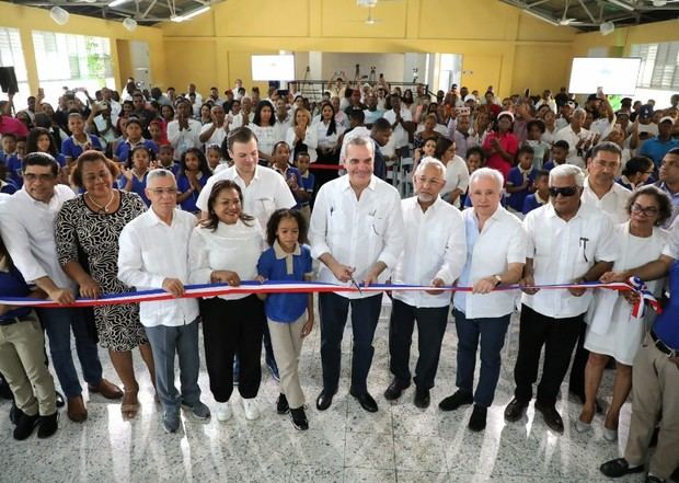 Luis Abinader, presidente de la república en la inauguración de un centro educativo.