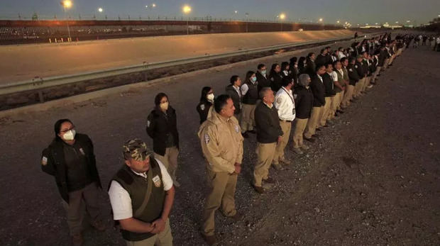 Fotografía de archivo en la que se registró a decenas de funcionarios del Instituto Nacional de Migración (INM) de México, en Ciudad Juárez.