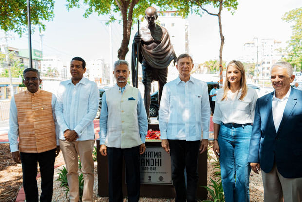 Alcaldía del DN, embajada de la India y MIREX develan estatua de Mahatma Gandhi en nueva plaza