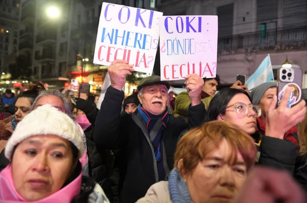 Personas se manifiestan en Buenos Aires (Argentina).