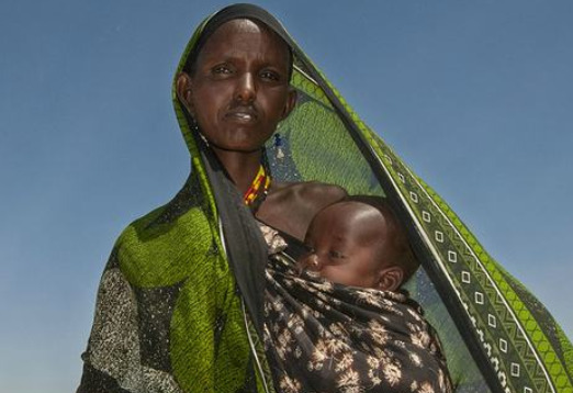 Una mujer en Kenia, afectada por la sequía.