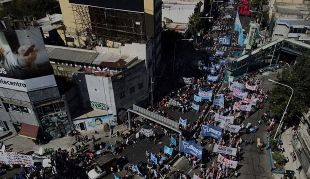 Argentinos marchan contra la pobreza y exigen más programas sociales del gobierno mientras bloquean el Puente Pueyrredon.