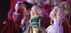 Bolivianos contagian el furor rosa con decenas de muñecas en el estreno de Barbie