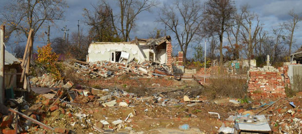 Los edificios de la región ucraniana de Chernihiv siguen abandonados más de un año después de la invasión a gran escala de Ucrania.