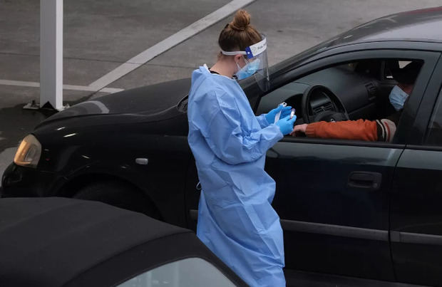 Imagen de archivo de sanitarios haciendo pruebas PCR a los conductores en el punto autocovid de un hospital.