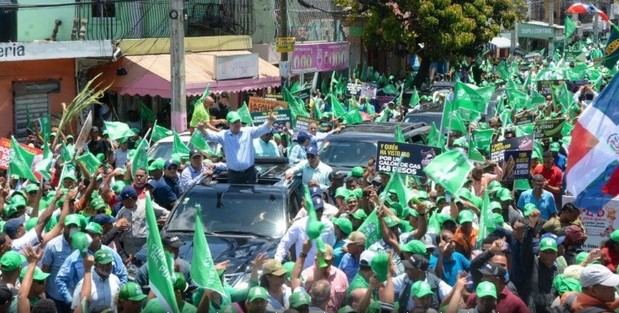 Leonel Fernández encabeza marcha de su partido.