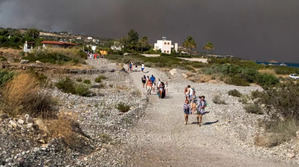 Miles de turistas son evacuados debido a un gran incendio en la isla griega de Rodas