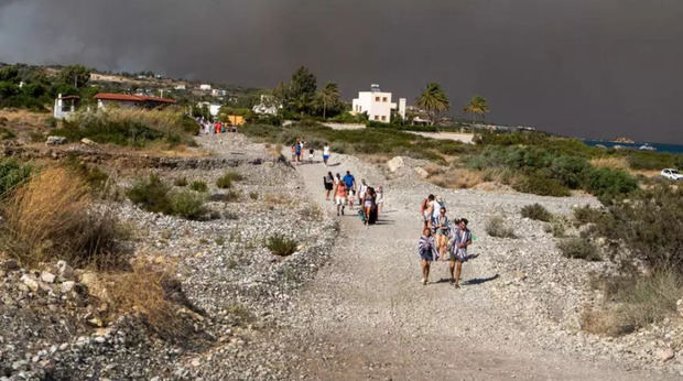 Turistas evacuados de la localidad de Kiotari durante el incendio que ha arrasado la isla griega de Rodas. 