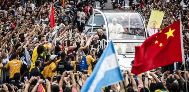 El papa saluda a la multitud desde el papamóvil durante una anterior Jornada Mundial de la Juventud celebrada en Río de Janeiro, Brasil.
