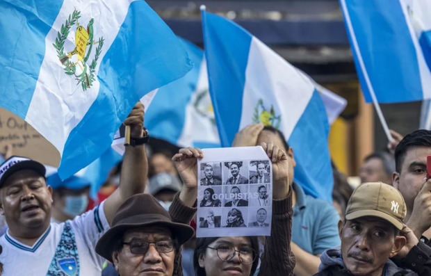 Ciudadanos protestan contra las acciones antidemocráticas de los fiscales tras allanamiento al Tribunal Supremo Electoral de Guatemala, frente a la sede del Ministerio Público (Fiscalía), en Ciudad de Guatemala.