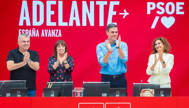 El presidente del Gobierno en funciones, Pedro Sánchez (c), ayer en la reunión de la Comisión Ejecutiva Federal del partido socialista.