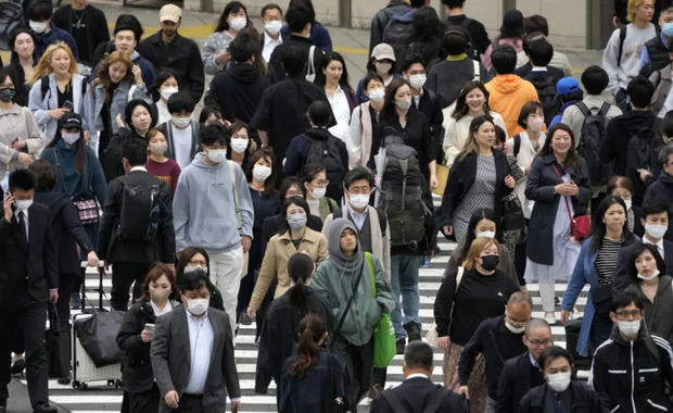 Personas caminan por una calle en Tokio (Japón).