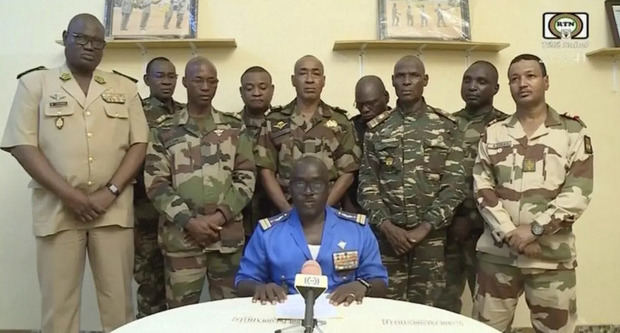 En esta imagen tomada de un video proporcionado por ORTN, el Coronel Mayor Amadou Abdramane, al frente en el centro, hace una declaración el  en Niamey, Níger.