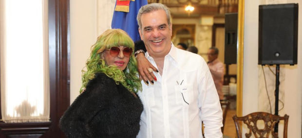 Fefita La Grande junto al presidente Luis Abinader.