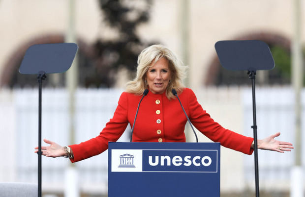 La primera dama Jill Biden pronuncia un discurso durante una ceremonia para izar la bandera de Estados Unidos en la sede de la UNESCO en Paris.