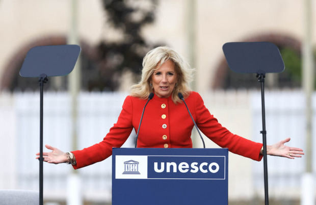 La primera dama Jill Biden pronuncia un discurso durante una ceremonia para izar la bandera de Estados Unidos en la sede de la UNESCO en Paris.