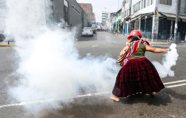 Una mujer registrada al protestar contra el gobierno y durante el aniversario de la independencia del país.