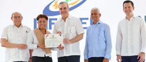 Presidente Luis Abinader hace entrega de certificado.