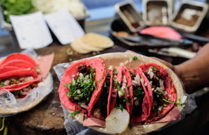 Tacos de carne de suadero estilo “Barbie”.