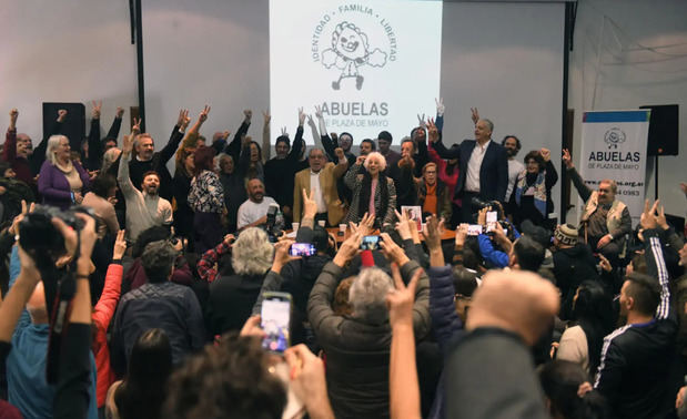 Personas acompañadas de integrantes de la organización Abuelas de Plaza de Mayo, participan durante una rueda de prensa hoy, en Buenos Aires (Argentina).