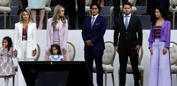 Nicolás Petro Burgos, hijo del presidente Gustavo Petro (3-i) junto a su exesposa Day Vásquez (2-i) en la ceremonia de investidura del presidente Gustavo Petro,en una fotografía de archivo.