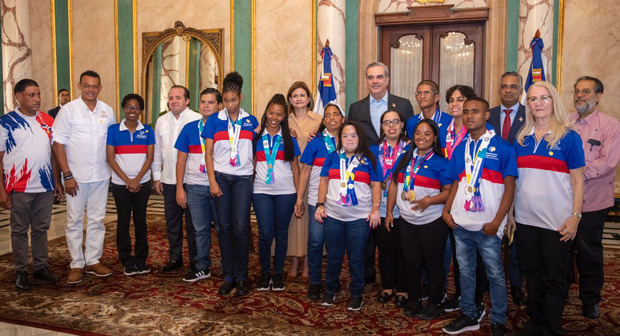 Delegación de atletas dominicanos junto al presidente Luis Abinader.