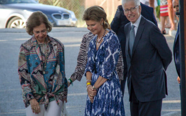 El rey Felipe de Bélgica (d) y la reina emérita Sofía (i) han inaugurado en Motril (Granada) una muestra permanente dedicada a los que fueran reyes de los belgas Balduino y Fabiola.