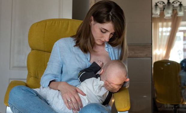 Un niño de seis meses es amamantado por su madre en Ucrania.