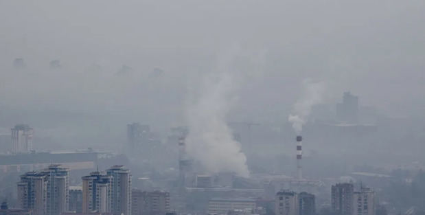 Humo sale de una fábrica, en una fotografía de archivo. 